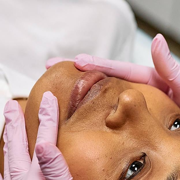 Profesional realizando una valoración de las líneas de expresión de la boca