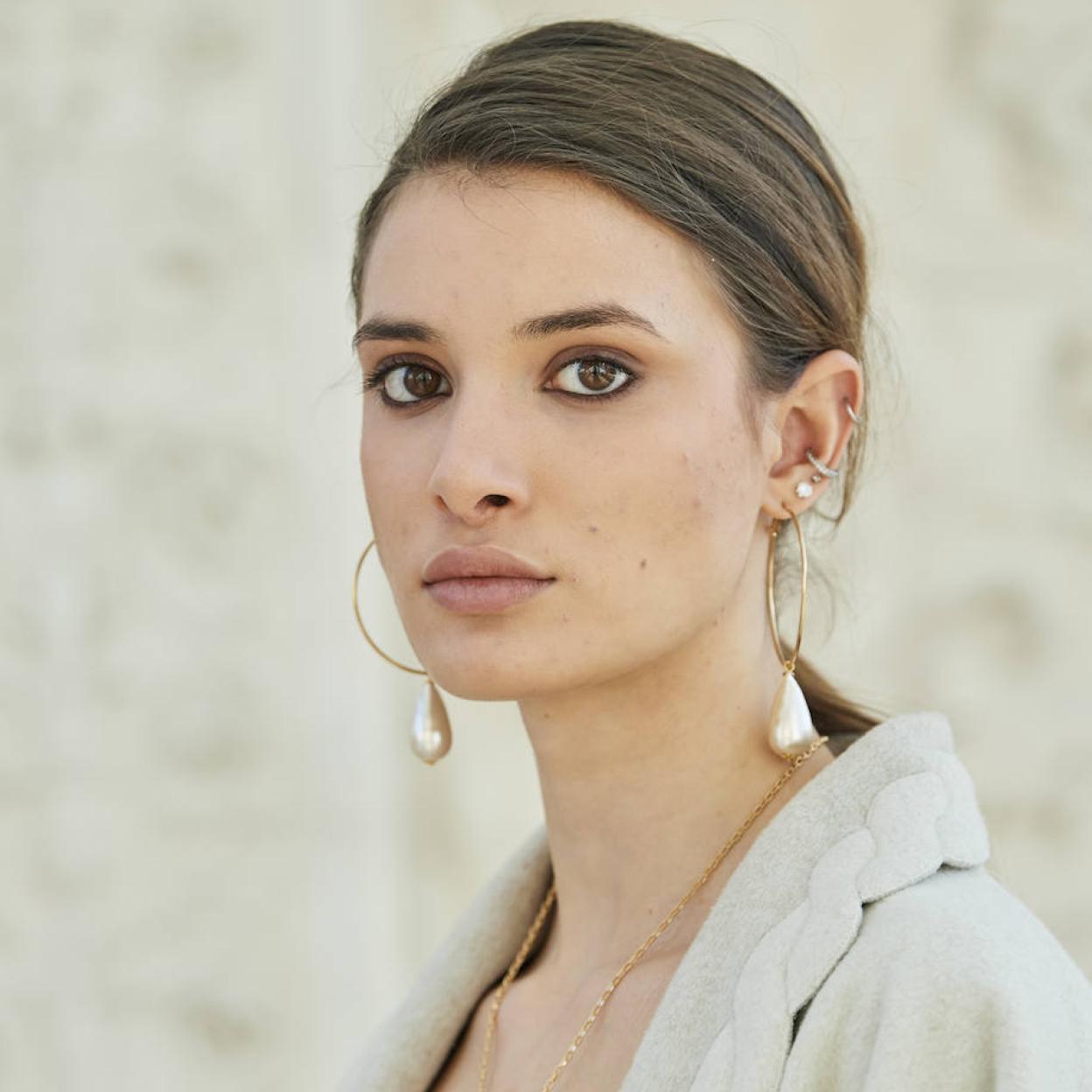 Modelo con eyeliner marrón