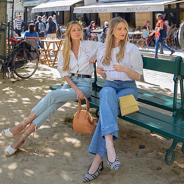 Estas blusas de cuello bobo son el truco de las francesas para rejuvenecer el look