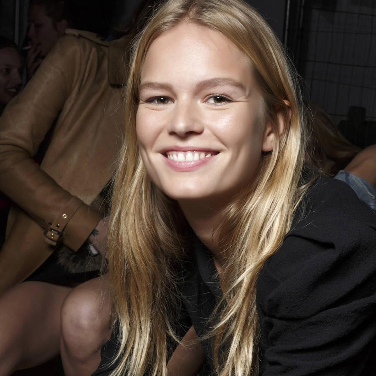 Modelo con líneas de expresión en los ojos