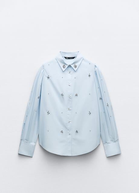 Imagen - Camisa azul con detalles joya Zara (35,90 euros)
