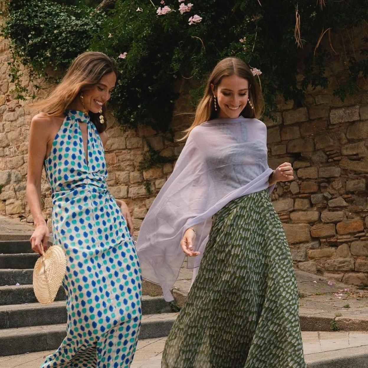 Dos invitadas a bodas y una de ellas con el accesorio capa.