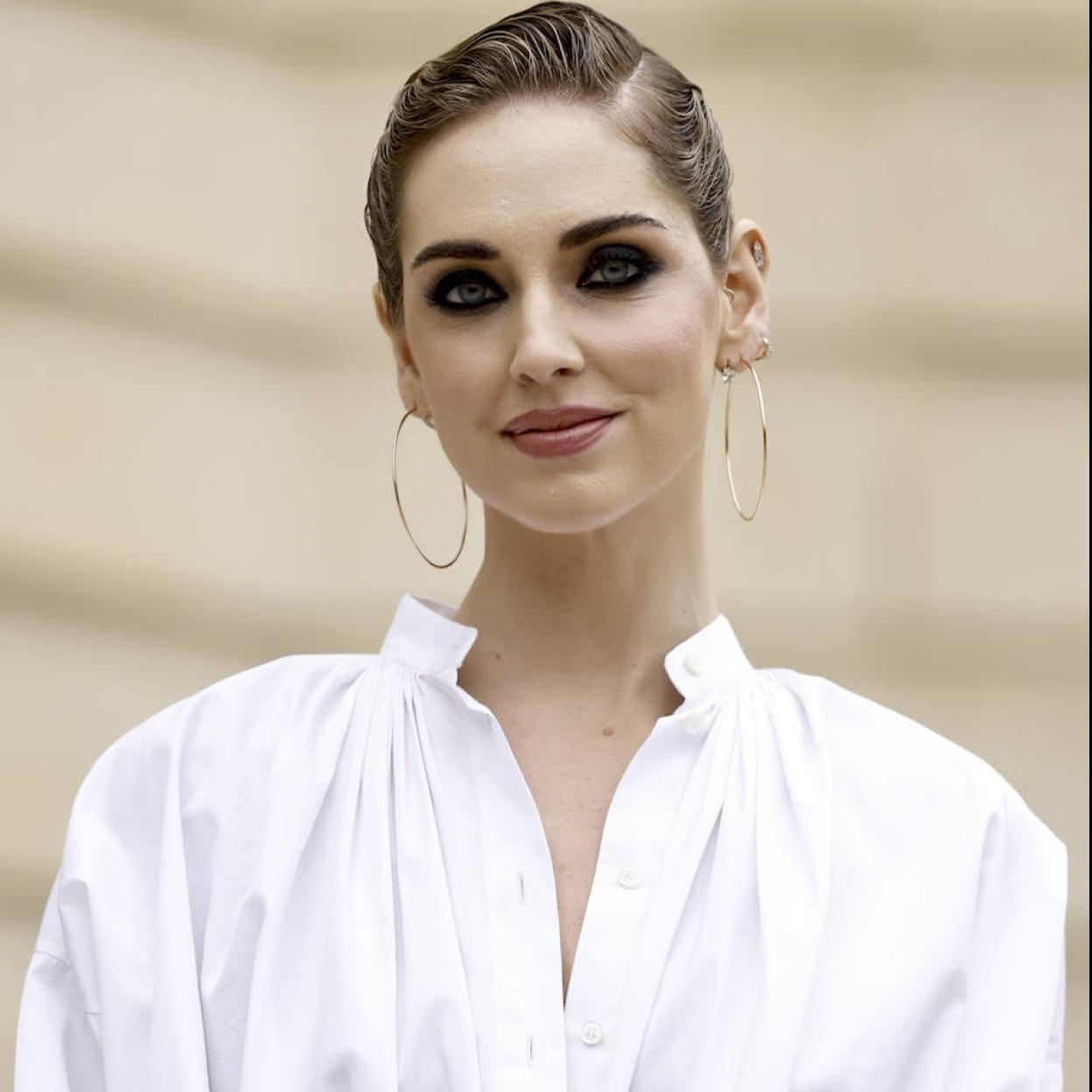 Influencer con maquillaje de ojos ahumados