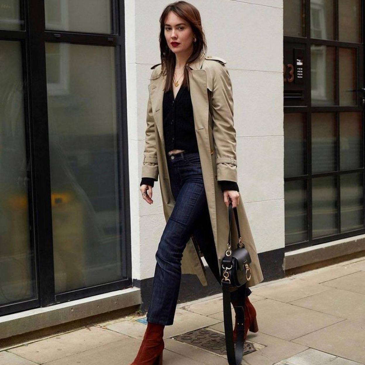 La influencer lleva un look con básicos de otoño favoritos de las francesas