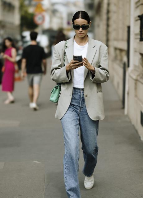 Imagen - Una mujer con blazer, vaqueros y camiseta básica. Foto: Launchmetrics spotlight