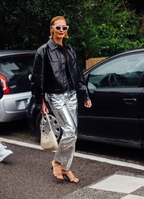 Imagen - Una mujer con pantalones metalizados. Foto: Launchmetrics spotlight.