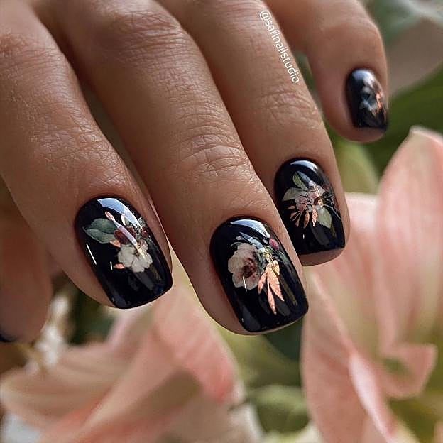 Uñas negras con flores