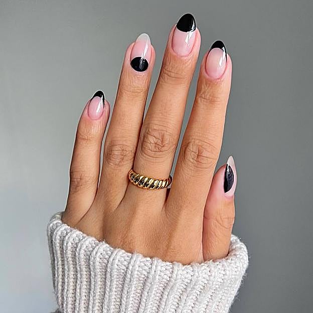 Manicura de uñas negras abstractas con semicirculos