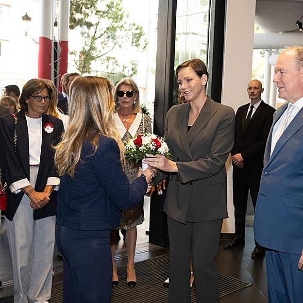 Los Grimaldi son recibidos a su llegada al Consejo Nacional de Mónaco. 