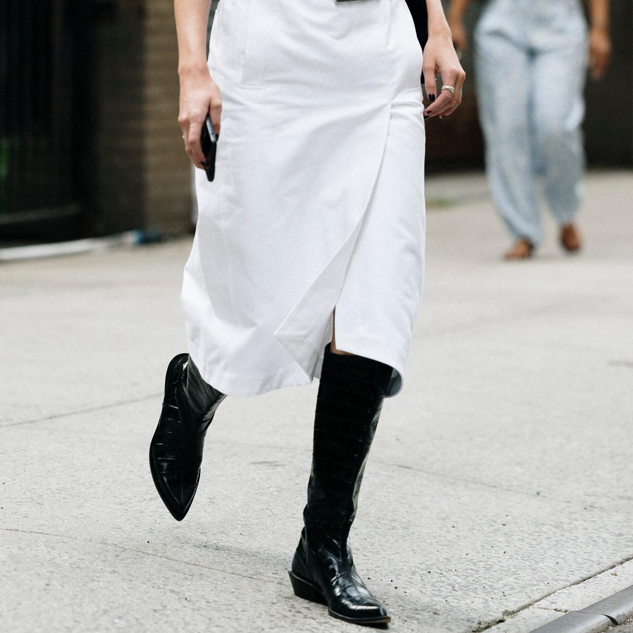 Una mujer con botas altas.