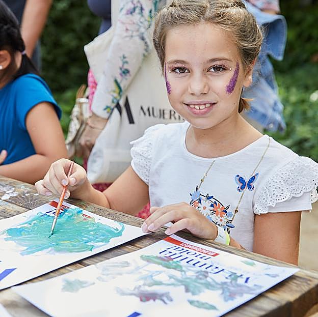 Niña pintando en Mujerhoy GoFamily