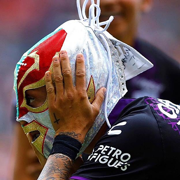 La futbolista Jennifer Hermoso con una máscara de lucha libre típica mexicana.