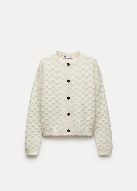 Imagen - Chaqueta blanca con botones en contraste de Zara (39,95 euros)