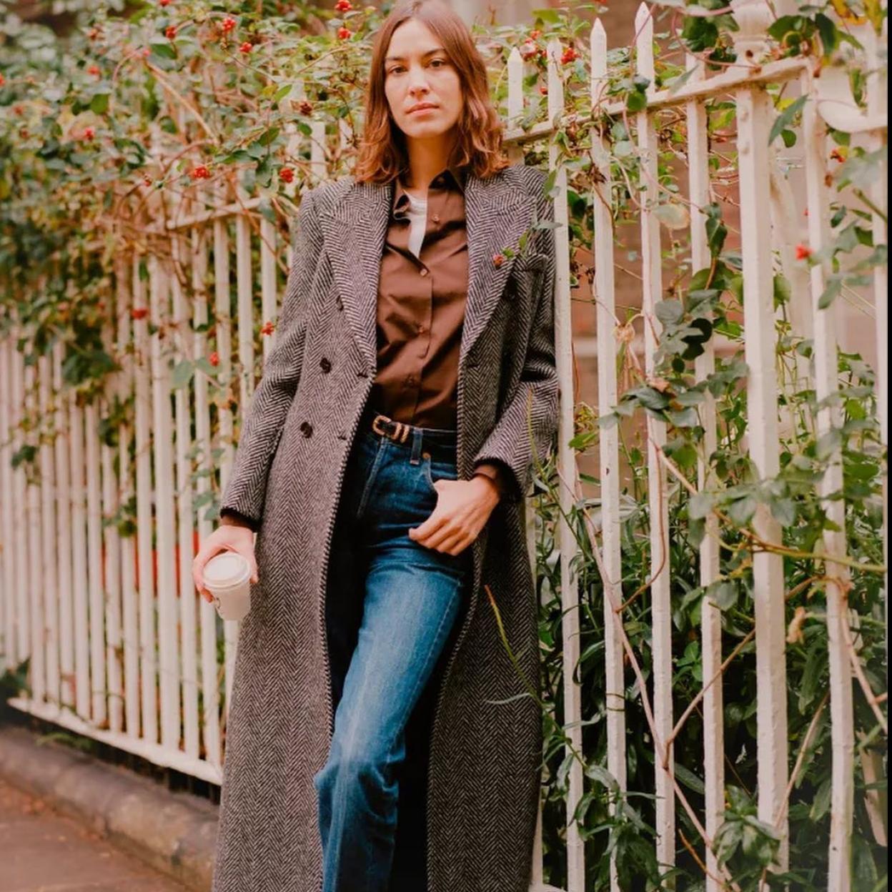 La influencer británica Alexa Chung con look de otoño con vaqueros