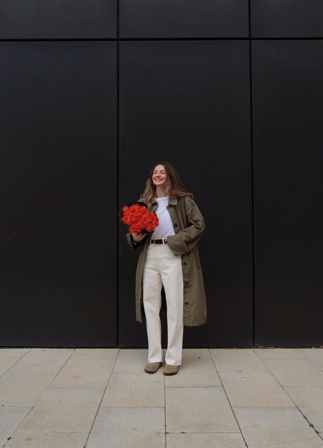 Imagen - Una mujer con pantalones wide leg. Foto: @chloehayward_