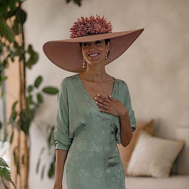 Así es el vestido plisado made in Spain que no se arruga y es perfecto como look de invitada