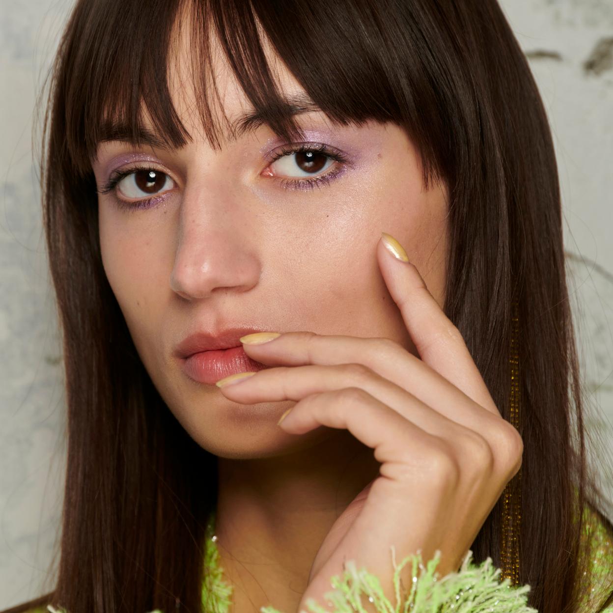 Una mujer con las uñas cuidadas.