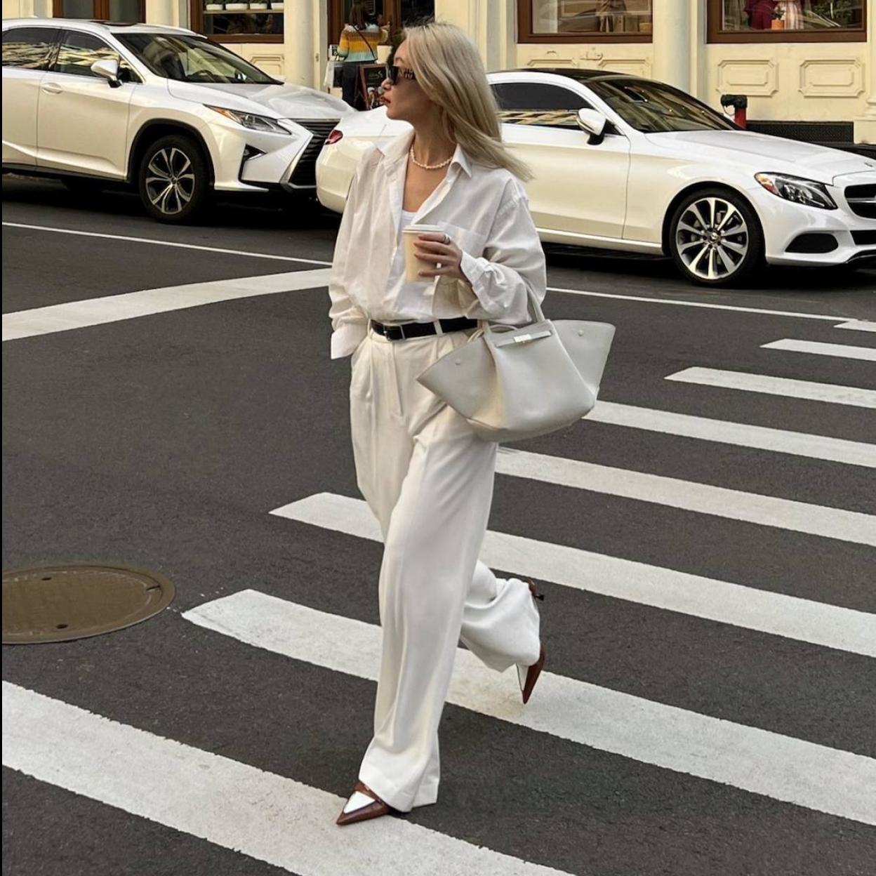 La influencer lleva un look con pantalones anchos de traje