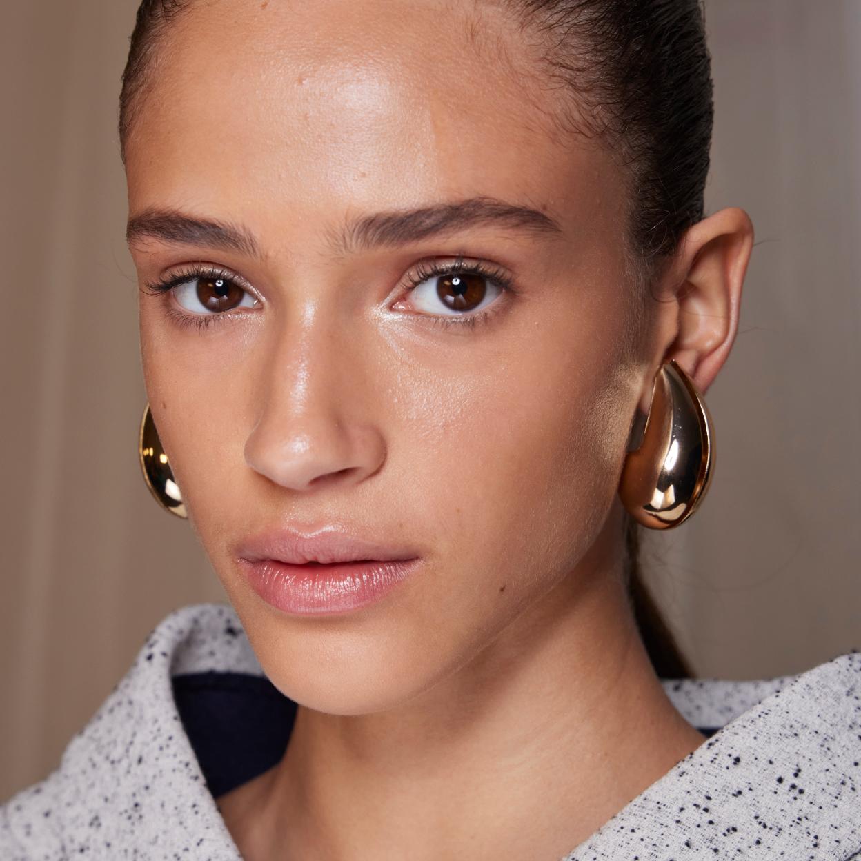 Una mujer con una sombra de ojos sutil.