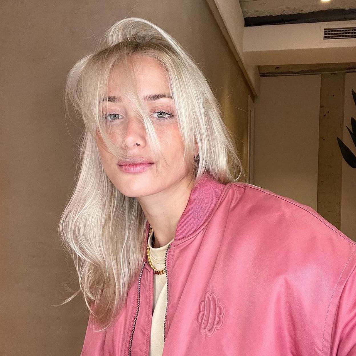 Una mujer con el pelo sin frizz.