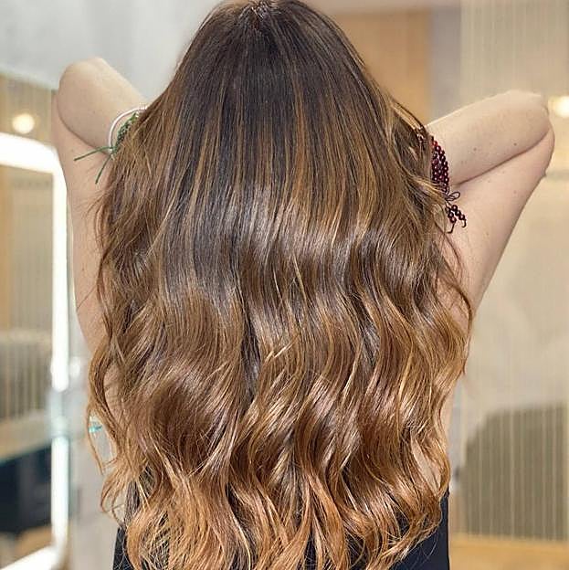 Mujer con tinte con barros