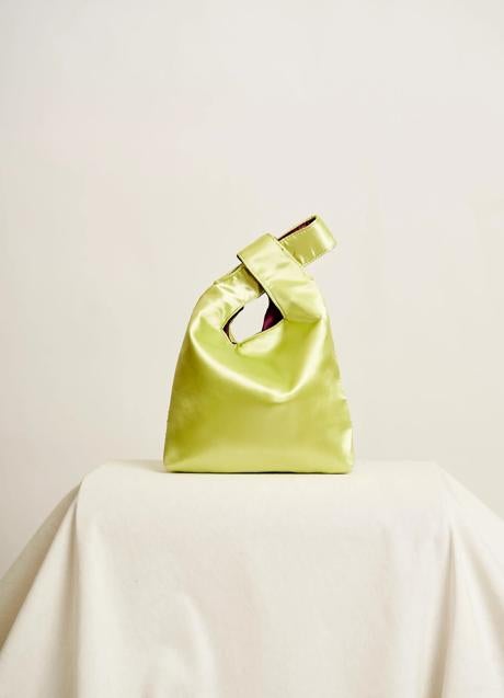 Imagen - Bolso con asa y efecto satinado de Algo Bonito. Foto: Algo Bonito.