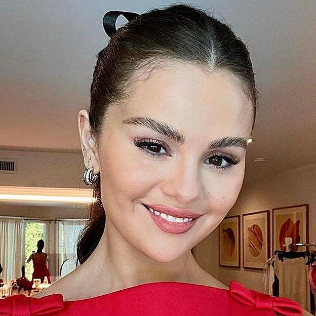 Selena Gomez con baby hair en la frente