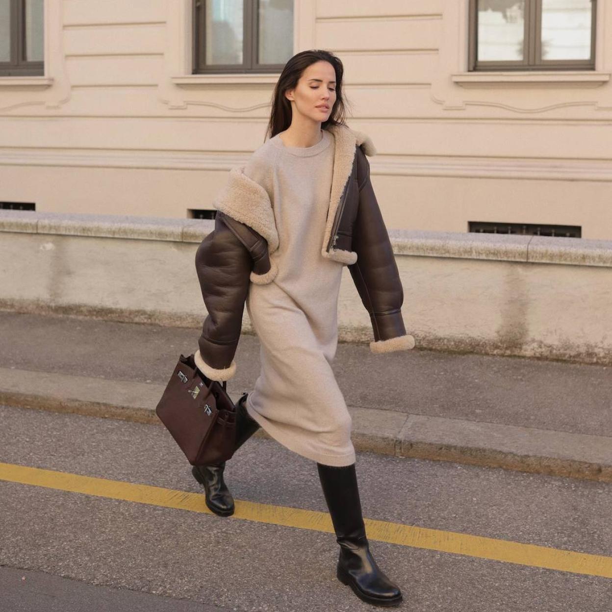 Influencer con chaqueta de aviador