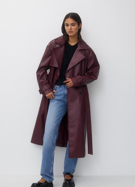 Imagen - Gabardina borgoña de Pull&Bear, 49,99 euros.