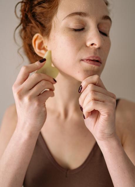 Imagen - Mujer con piedra Gua Sha/PEXELS