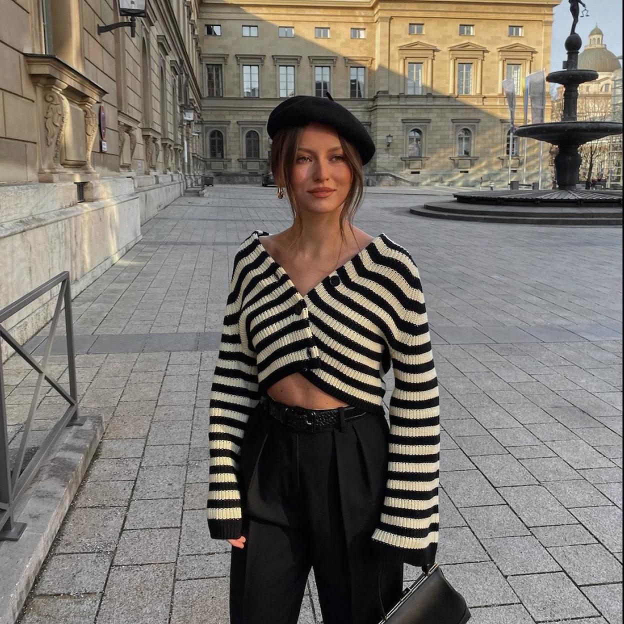 La influencer lleva un look con jersey de rayas