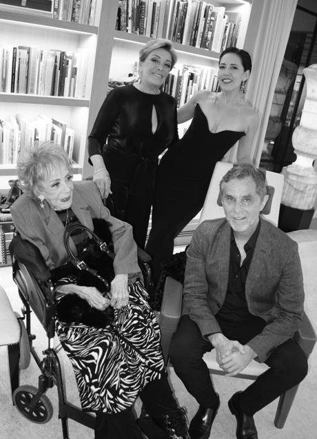 Imagen - En la imagen, Silvia Pinal (bisabuela de la novia), Sylvia Pascuel (la abuela) y Estephanie Salas (la madre), junto al novio de esta última, Humberto Zurita. INSTAGRAM