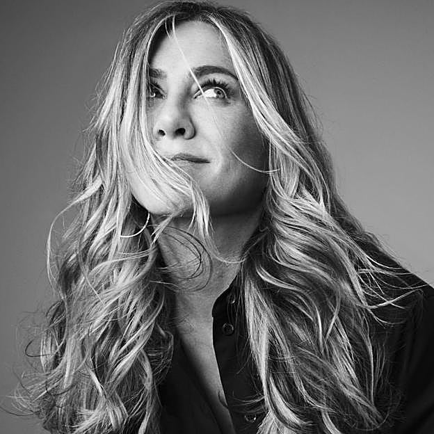 La actriz Jennifer Aniston posando para promocionar su firma de cosmética Lolavie. 