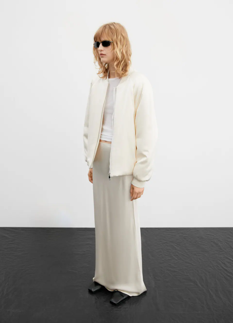 Imagen - Así queda la falda satinada de Mango.