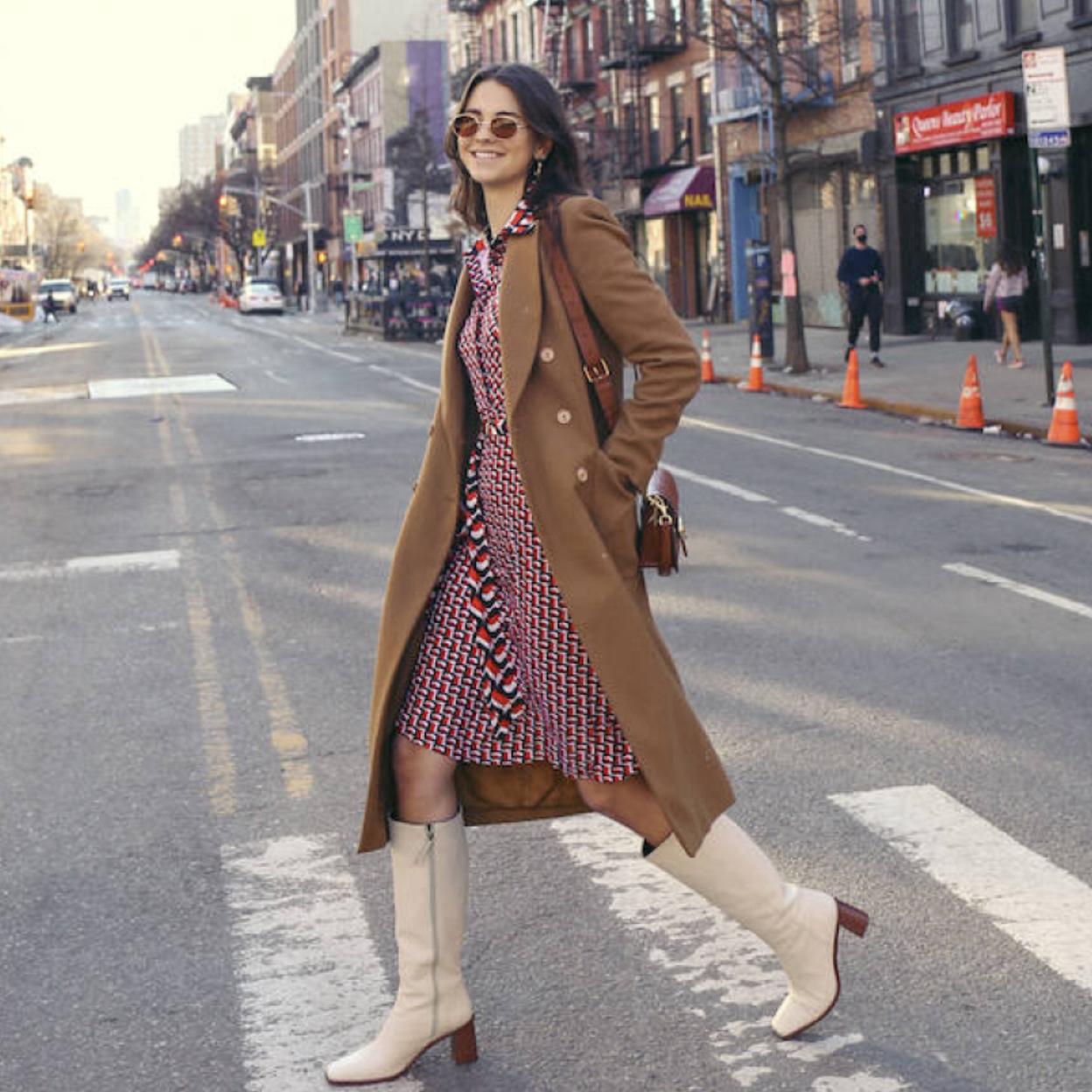 Influencer con vestido midi setentero