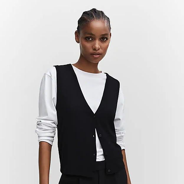 Chaleco negro de punto fino de Mango, 19,99 euros.