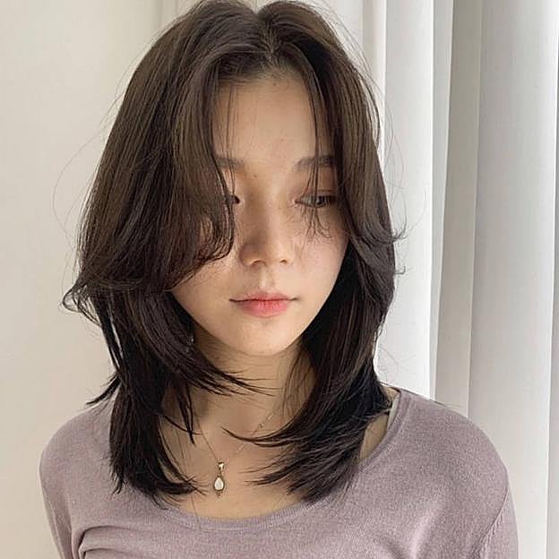 Mujer con corte de pelo hush cut midi