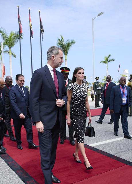 Imagen - Los reyes Felipe y Letizia, sobre la alfombra roja que se desplegó en su visita a Luanda (Angola). (FOTO: GETTY IMAGES)