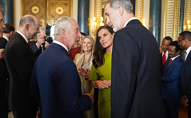 La reina Letizia departió junto al rey Felipe con el monarca británico, durante el cóctel de bienvenida a las familias reales previo a la coronación de Carlos III. 