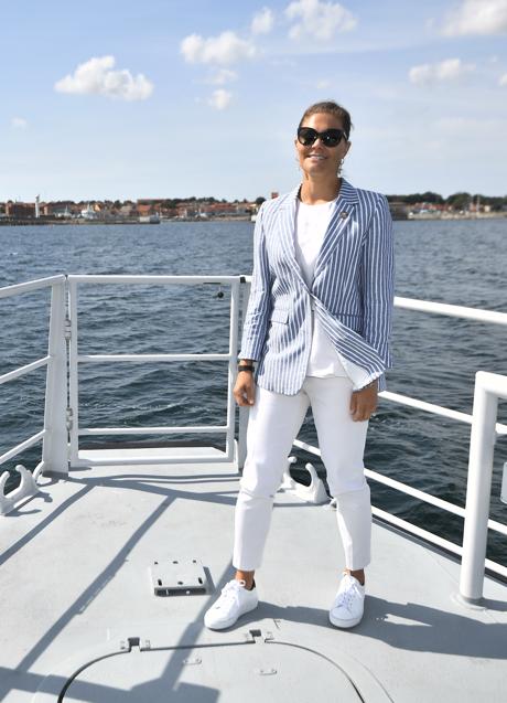 Imagen - Victoria de Suecia con americana de rayas y pantalón blanco.