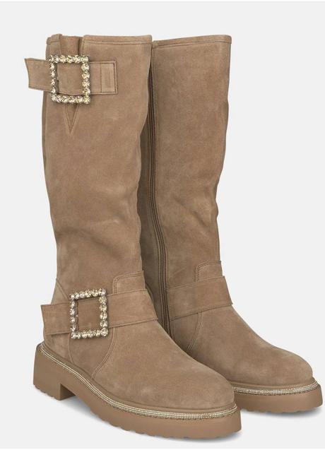 Imagen - Botas planas de ante con hebilla enjoyada