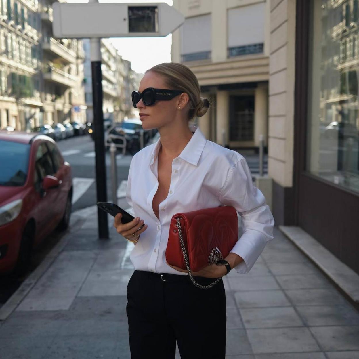 Influencer con camisa práctica para diario