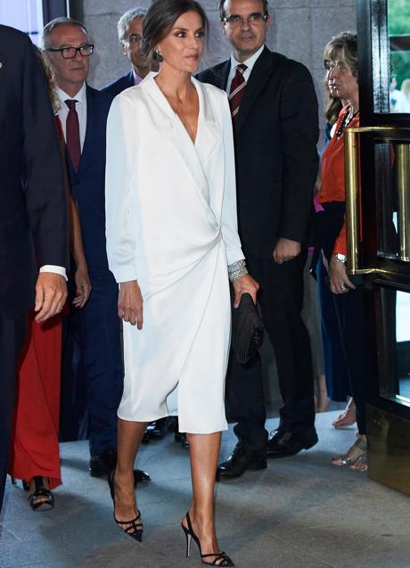 Imagen - La reina Letizia con un vestido de Lola Li en el Teatro Real en 2019. / LIMITED PICTURES