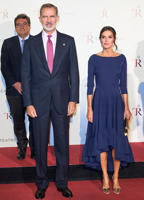 Imagen - El rey Felipe y a reina Letizia, de azul, en el Teatro Real en 2022. / LIMITED PICTURES