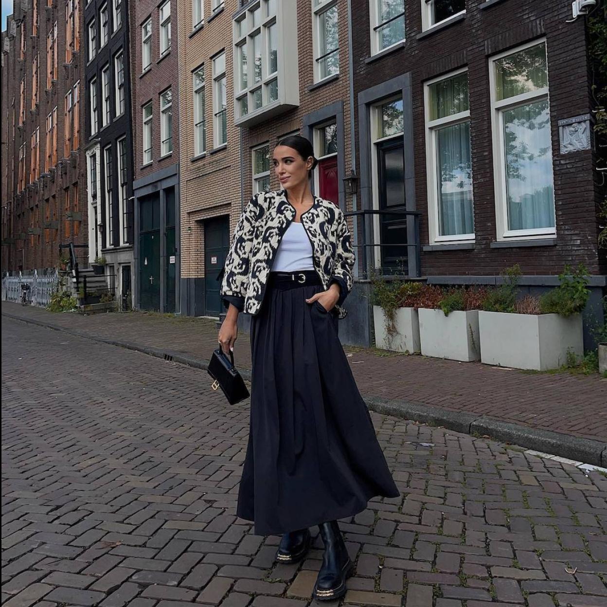 Influencer con chaqueta estampada