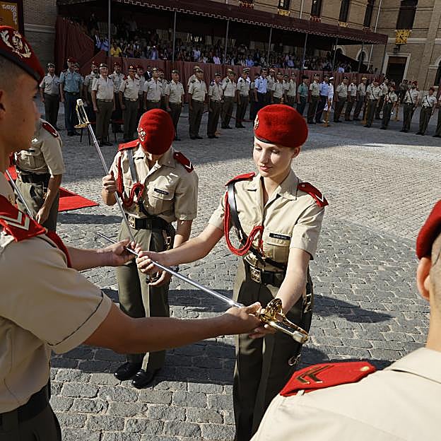 Leonor en la entrega del sable oficial.