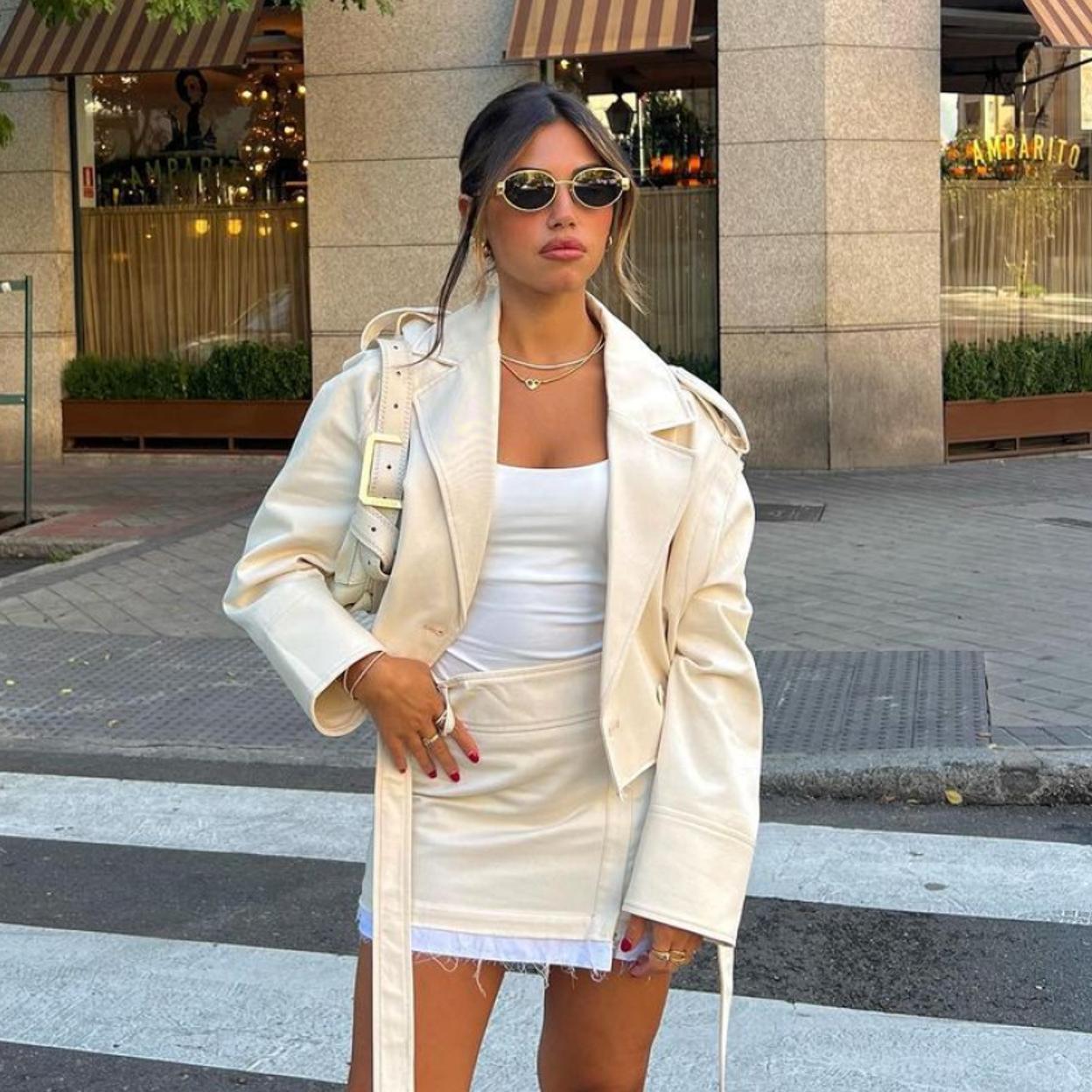 La influencer María Segar con un trench corto de Zara.
