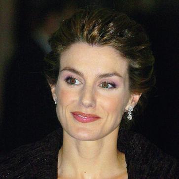 Imagen secundaria 1 - La reina Letizia en 2004, 2006 y 2007 respectivamente.