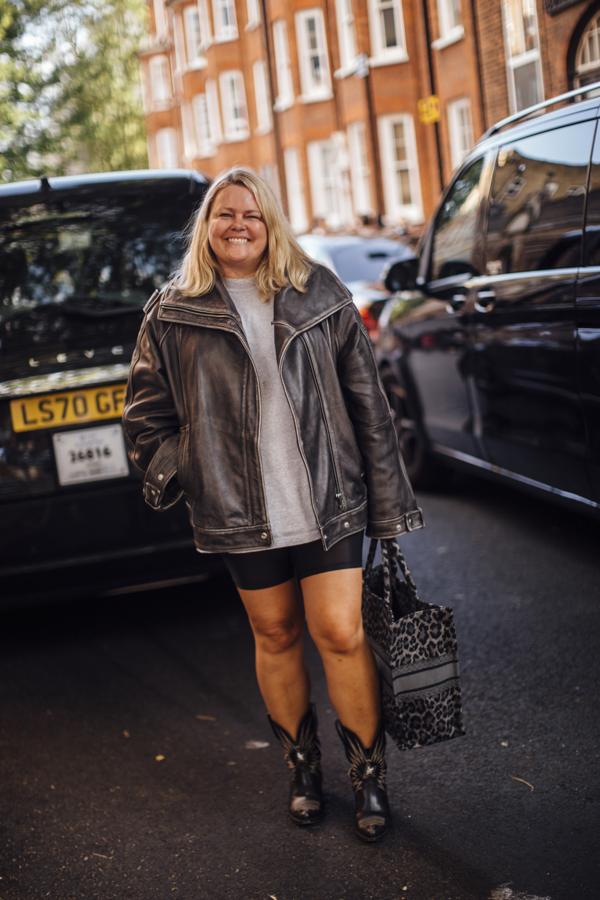 Lo vimos a principios de año y parece que las cazadoras efecto desgastado se quedan. Tienen una estética vintage muy favorecedora y se puede lucir con mil combinaciones: desde faldas mini, midi, hasta con los clásicos vaqueros.