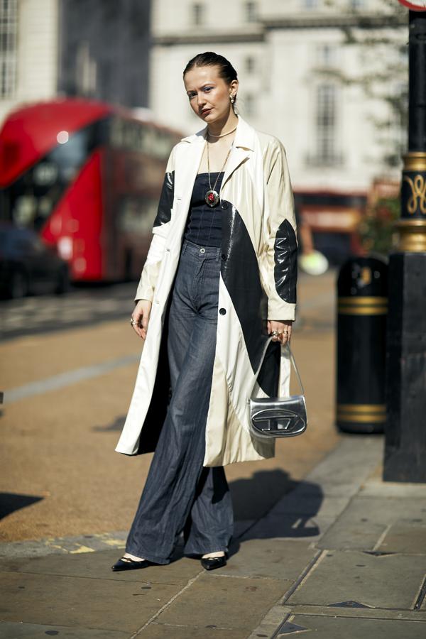 El patchwork es la mezcla de tejidos en una sola prenda. Aunque el año pasado lo vimos de una forma más casual, este año llega algo más elegante a través de gabardinas (como se ve en la imagen) más sofisticadas.